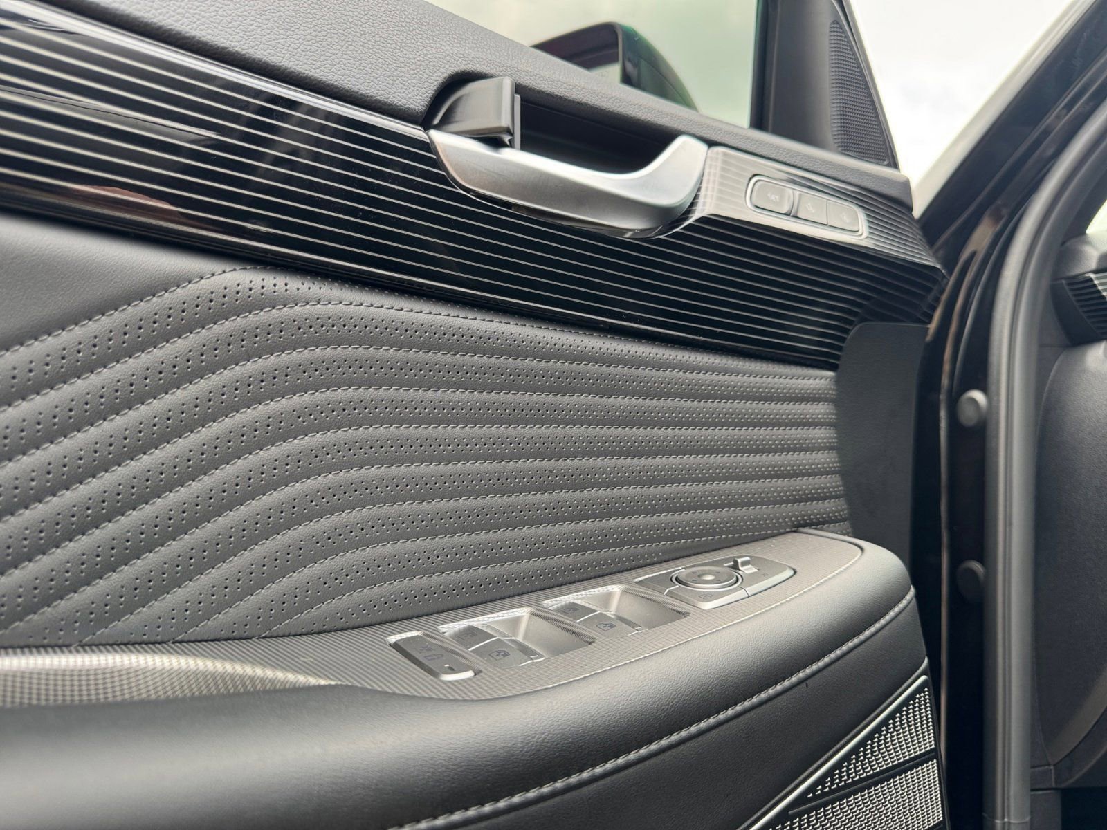 Used 2024 Hyundai Palisade Calligraphy image 24