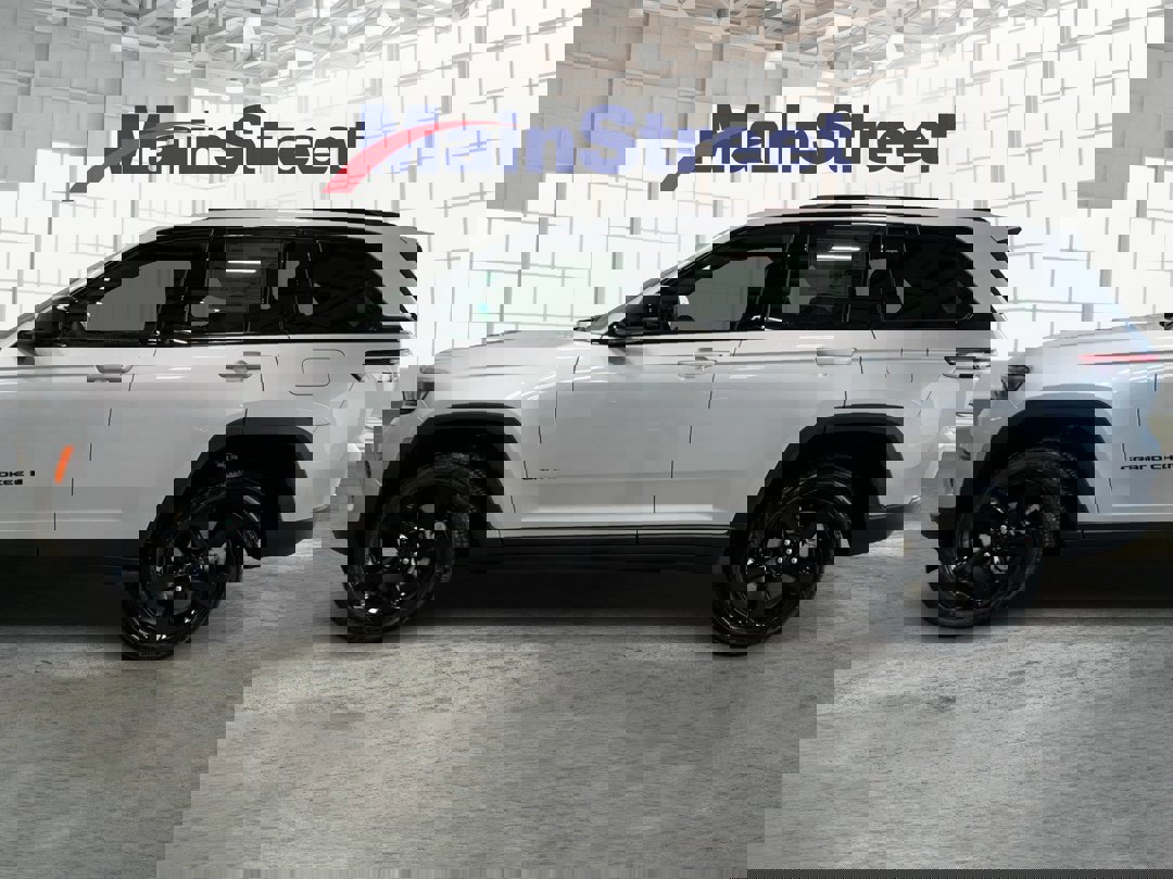 New 2025 Jeep Grand Cherokee 4WD image 2