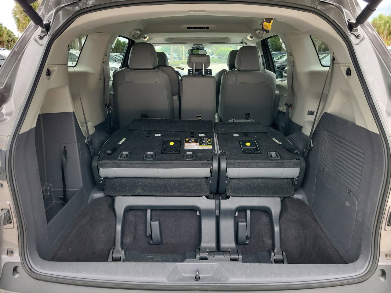Used 2024 Toyota Sienna XLE FWD image 8