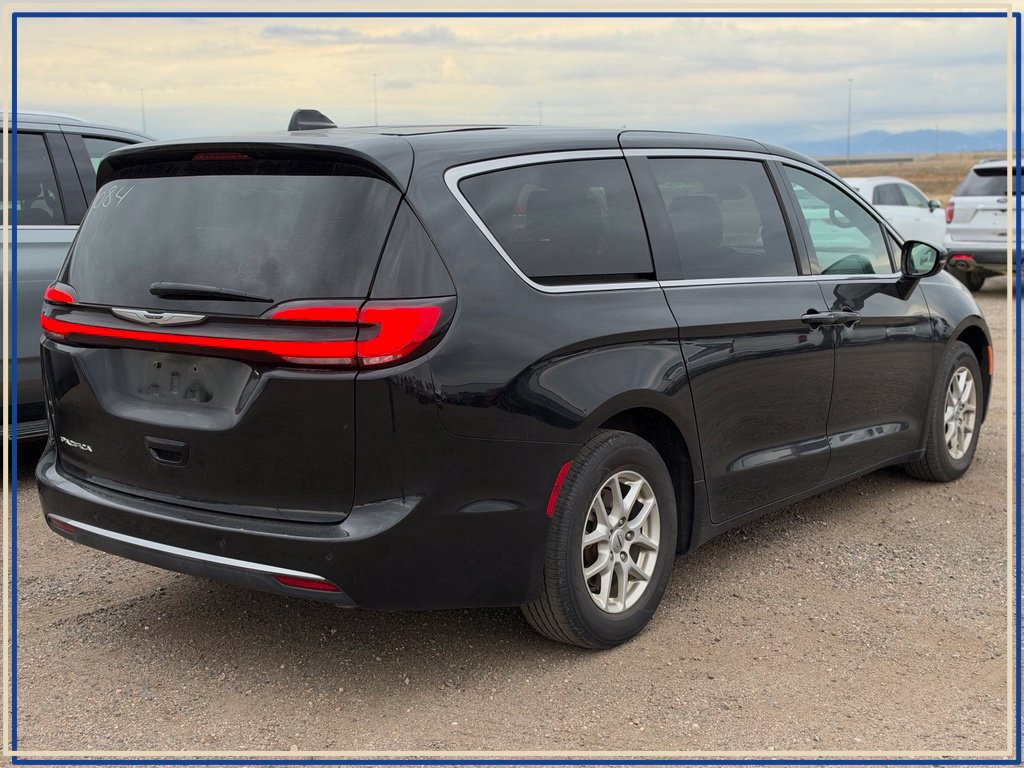 Used 2025 Chrysler Pacifica Select FWD image 3