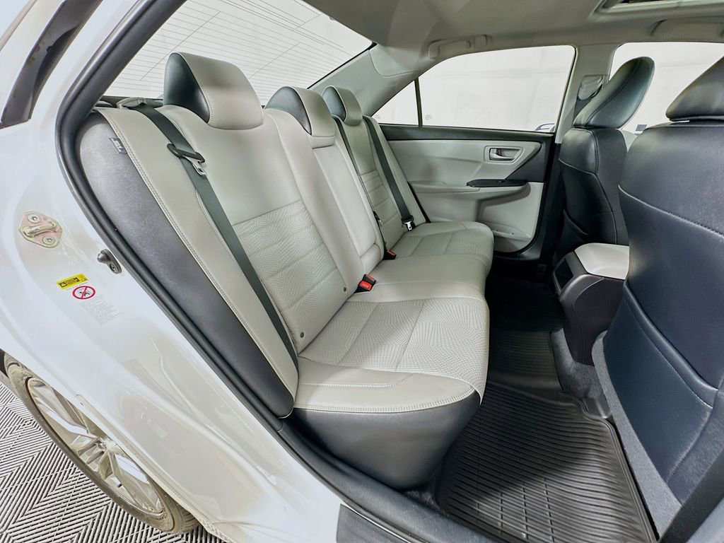 Used 2017 Toyota Camry SE w/ Moonroof Package image 32