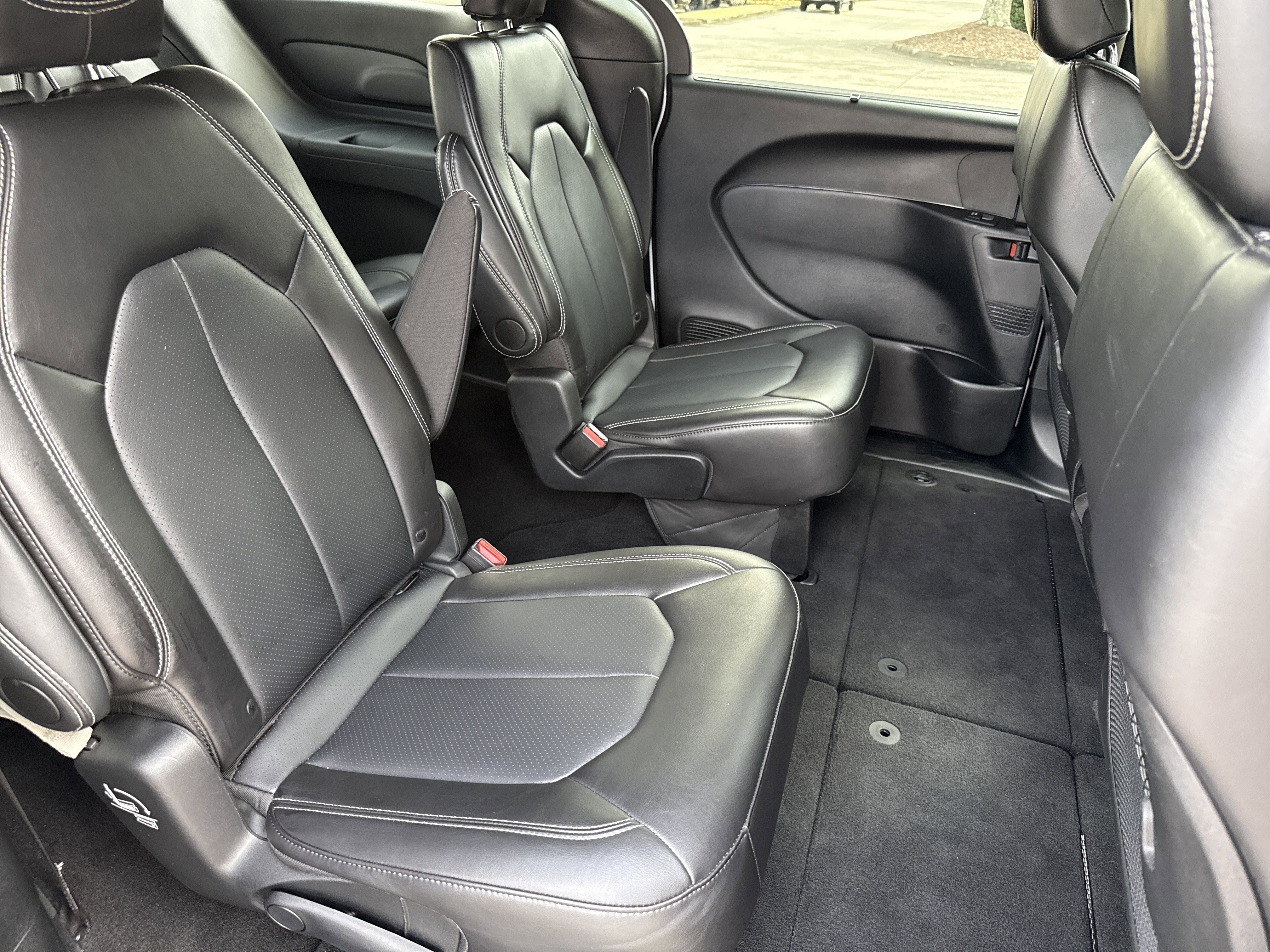 Used 2025 Chrysler Pacifica Select image 15