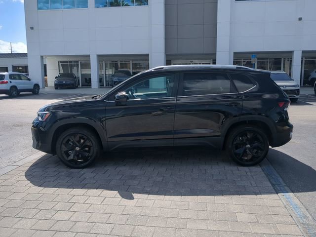 Certified 2025 Volkswagen Taos SE w/ Black Wheel Package image 6