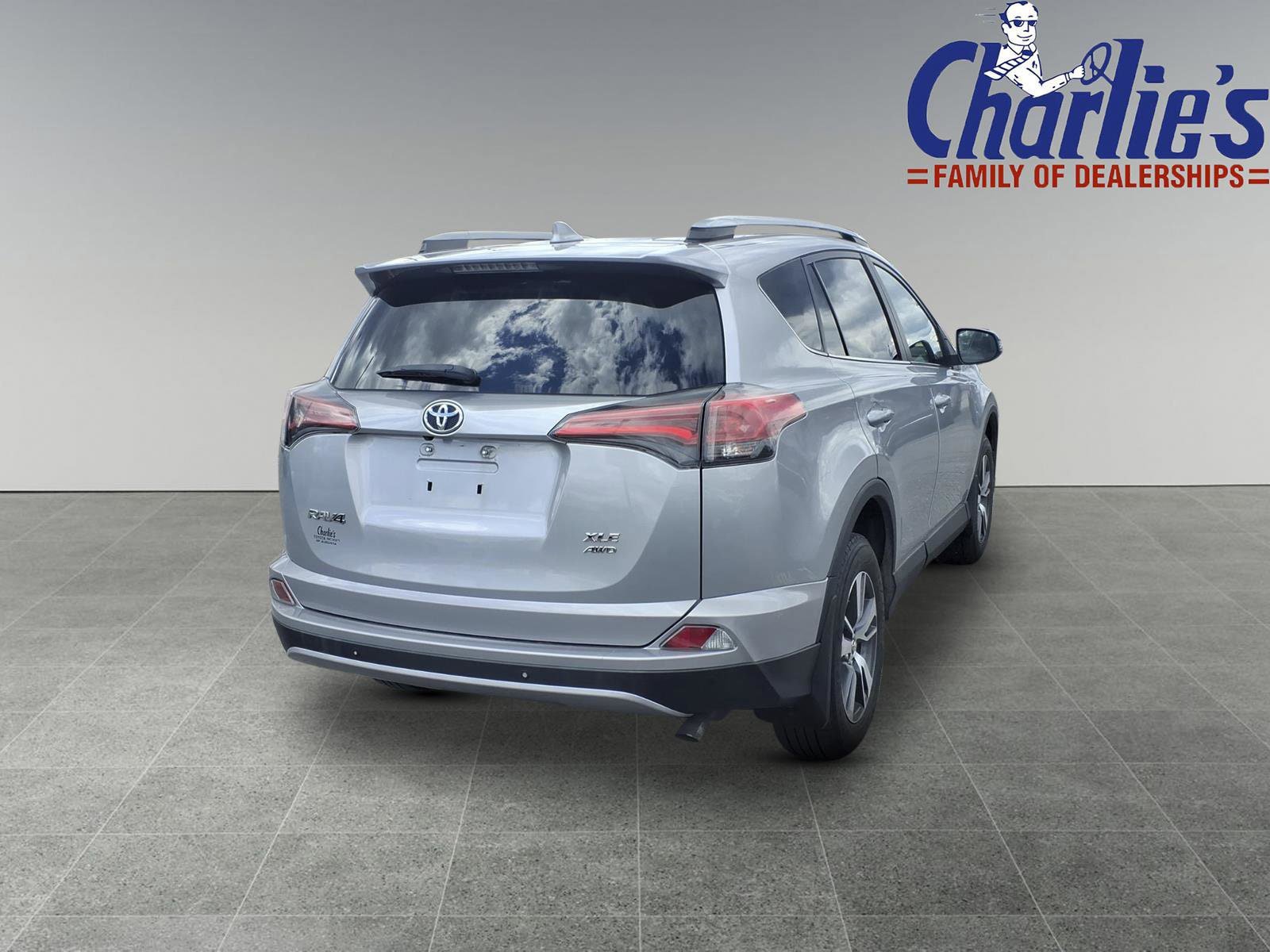 Used 2017 Toyota RAV4 XLE AWD/4WD image 4