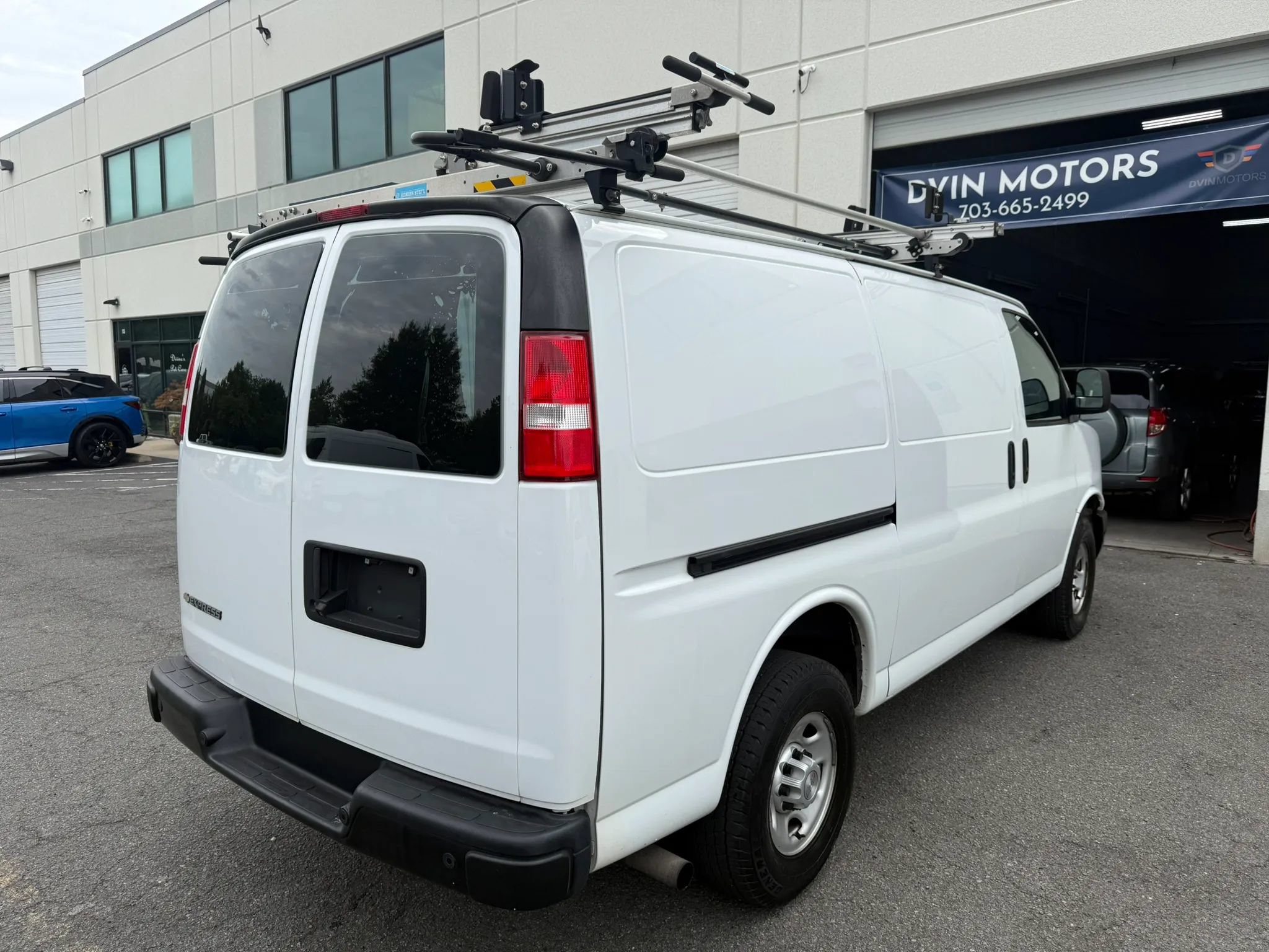 Used 2019 Chevrolet Express 2500 w/ Driver Convenience Package RWD image 11