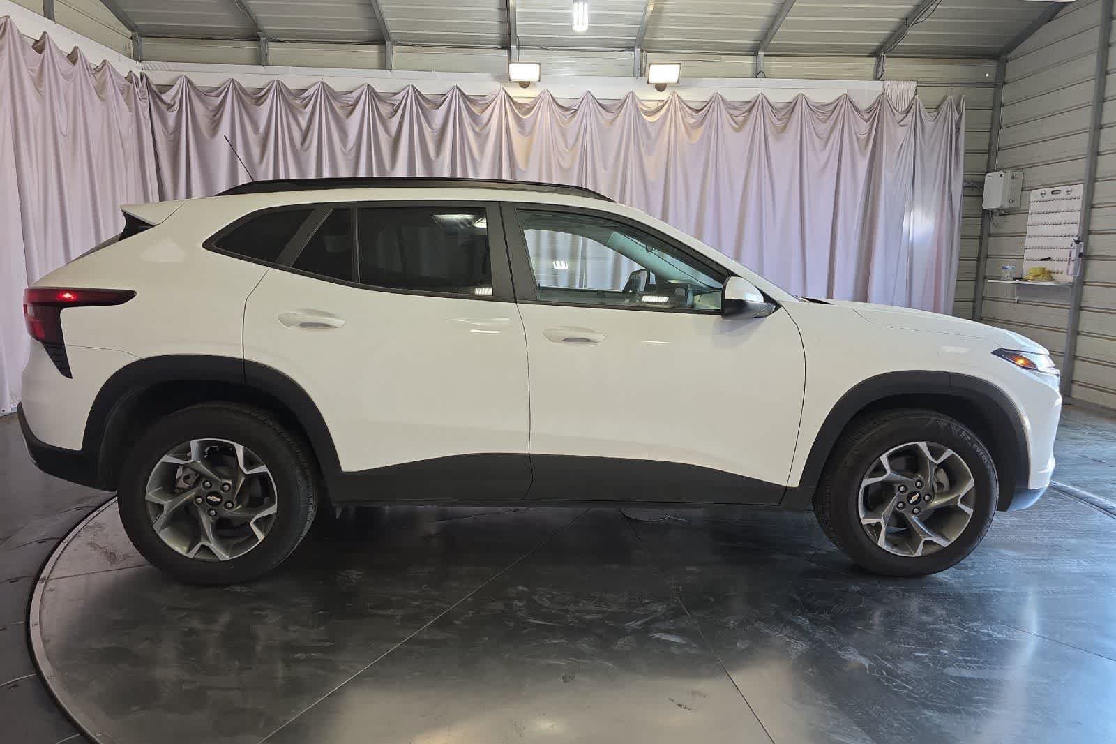 Used 2025 Chevrolet Trax LT FWD image 9