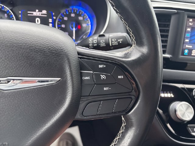 Used 2020 Chrysler Pacifica Touring w/ S Appearance Package FWD image 12