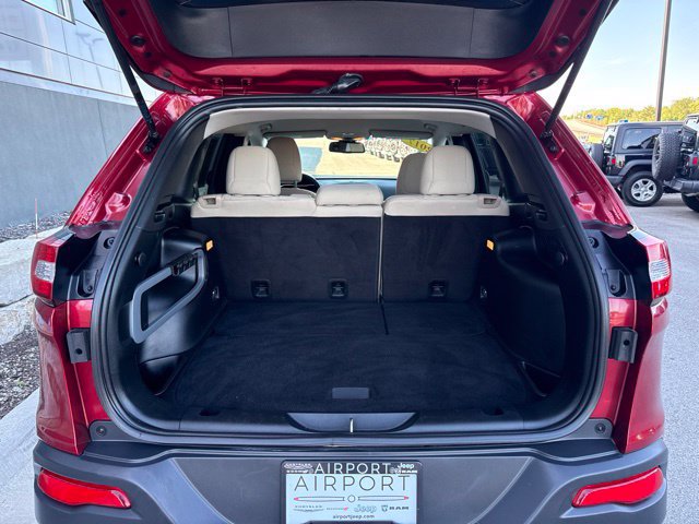 Used 2017 Jeep Cherokee Latitude AWD/4WD image 5