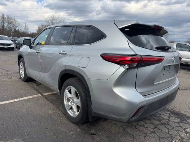 Used 2023 Toyota Highlander LE image 4