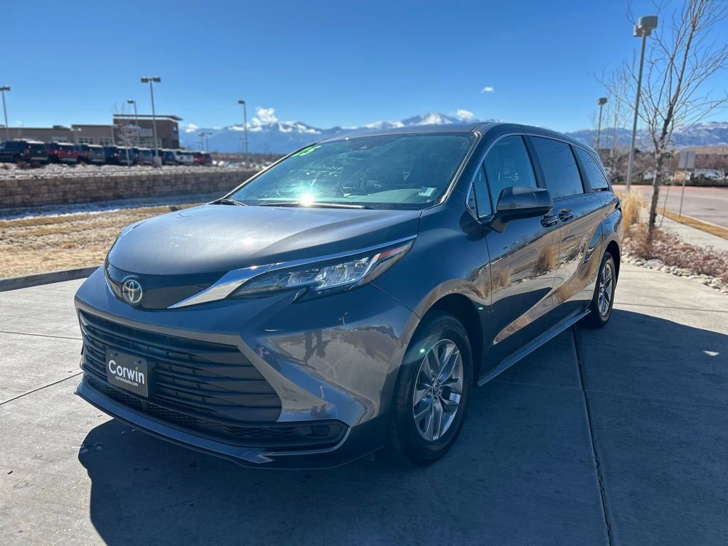 Used 2025 Toyota Sienna LE image 3