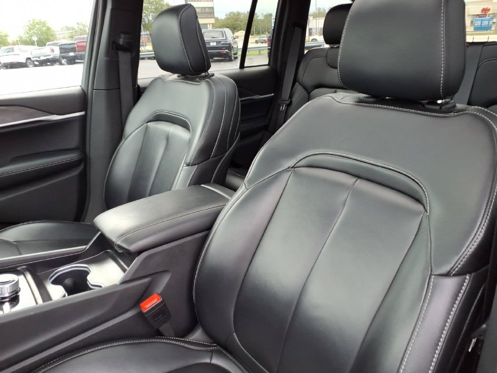 Used 2025 Jeep Grand Cherokee Limited w/ Black Appearance Package AWD/4WD image 13