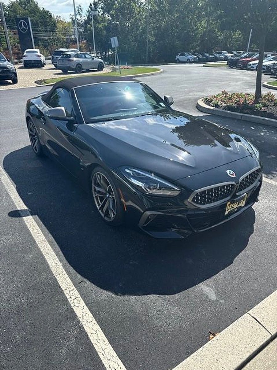 Used 2022 BMW Z4 M40i w/ Premium Package RWD image 2