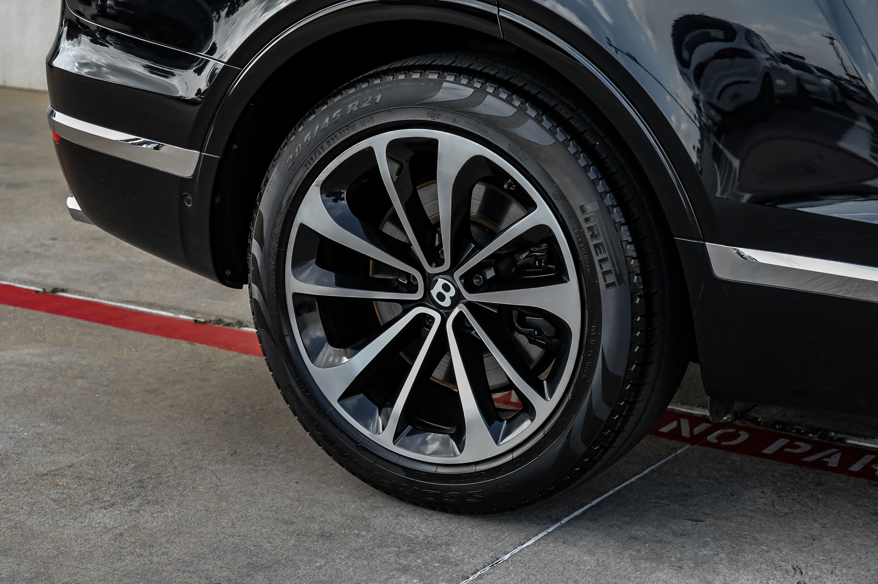 Used 2017 Bentley Bentayga image 56