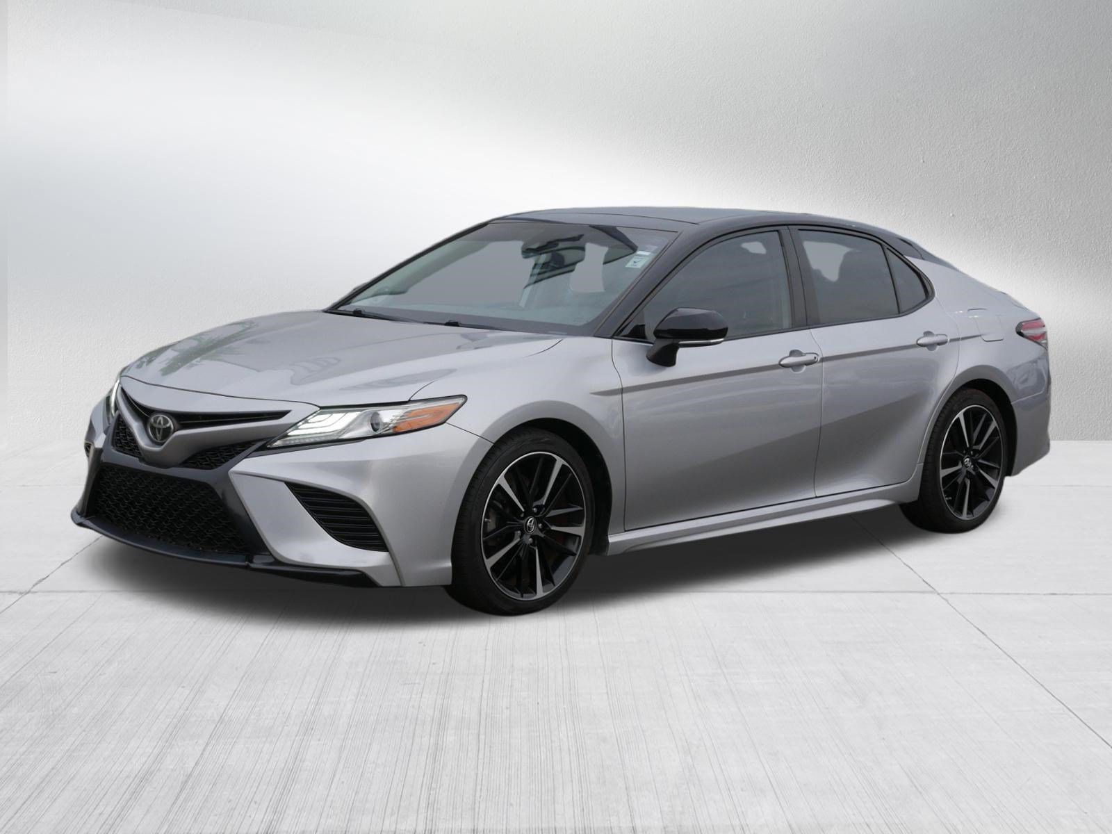 Used 2019 Toyota Camry XSE FWD image 3