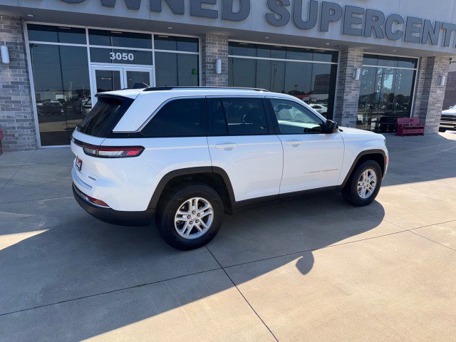 Used 2024 Jeep Grand Cherokee Laredo image 3
