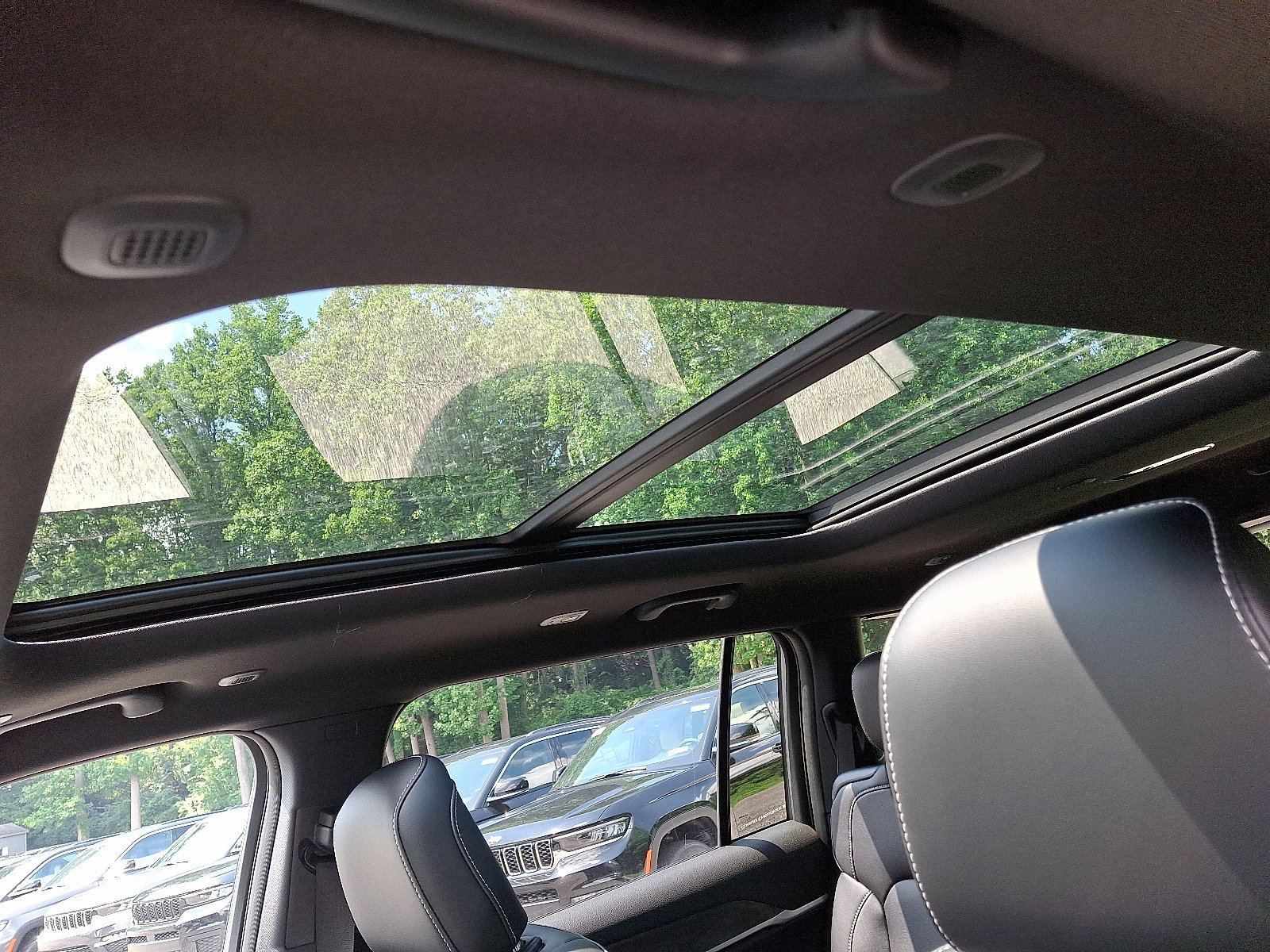 New 2025 Jeep Grand Cherokee L Limited w/ Black Appearance Package image 10