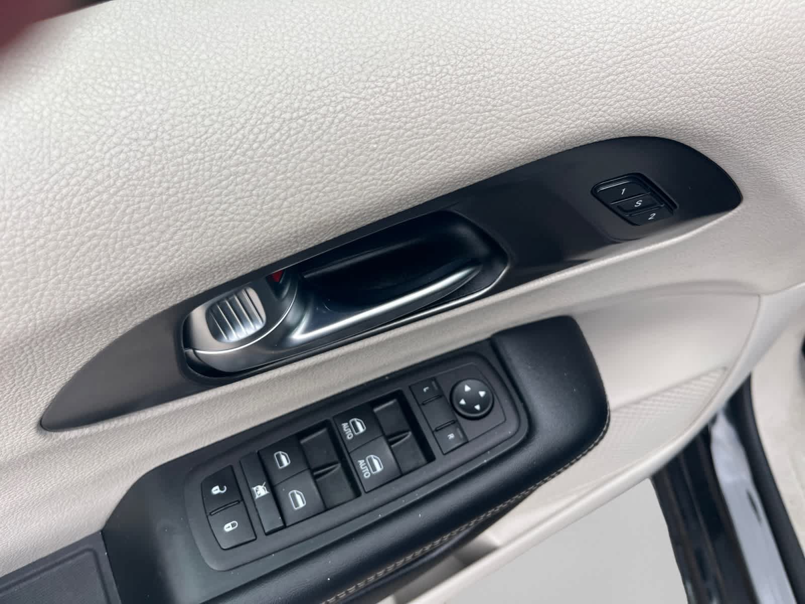 Used 2023 Chrysler Pacifica Touring-L FWD image 10