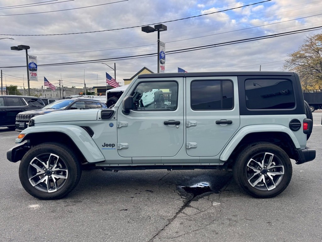 Used 2024 Jeep Wrangler Unlimited image 4