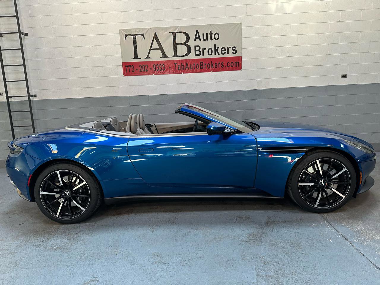 Used 2022 Aston Martin DB11 Volante RWD image 2
