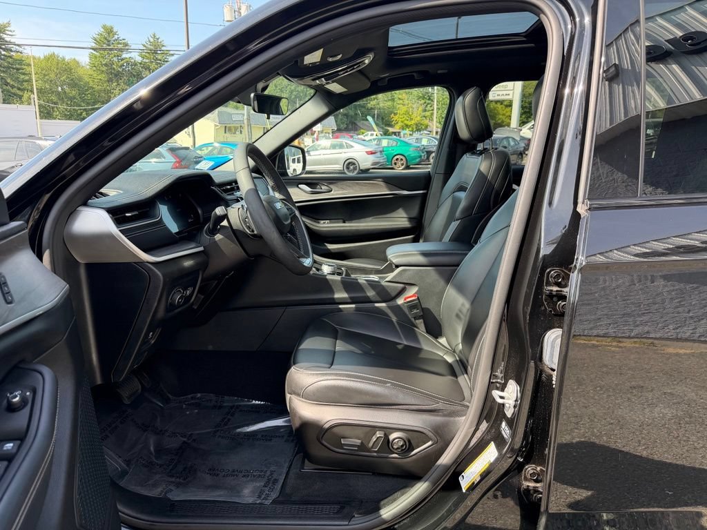 Used 2025 Jeep Grand Cherokee L Limited w/ Black Appearance Package AWD/4WD image 9