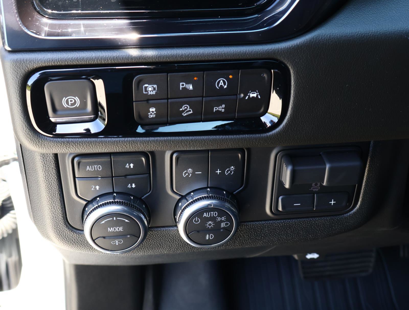 Used 2026 GMC Yukon AT4 w/ AT4 Premium Plus Package AWD/4WD image 28