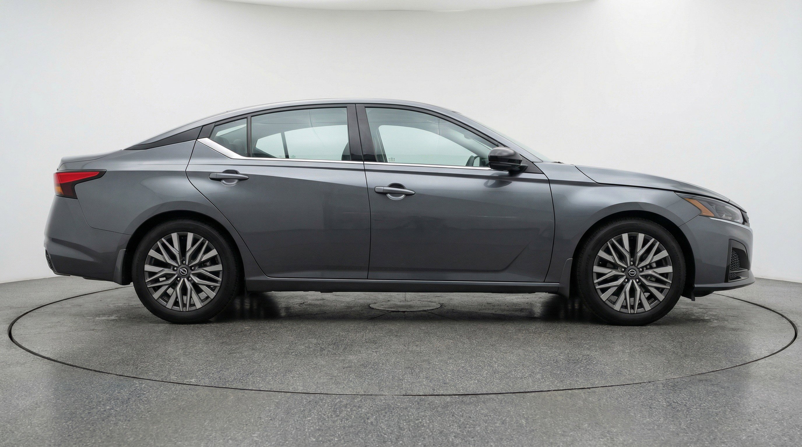 Used 2025 Nissan Altima 2.5 SV FWD image 11