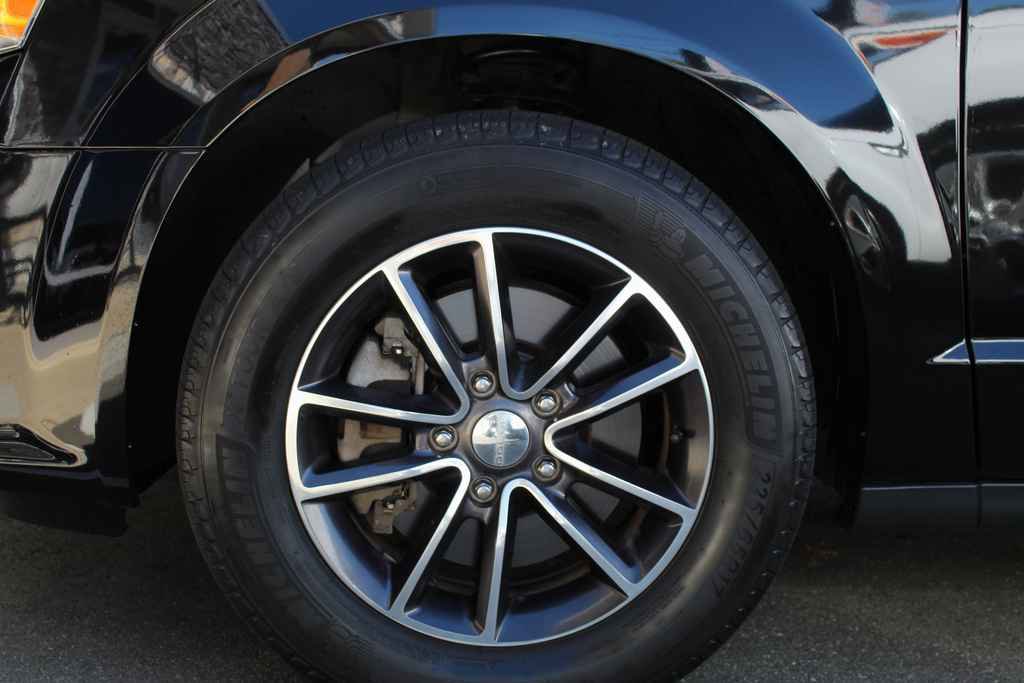 Used 2016 Dodge Grand Caravan SXT image 27