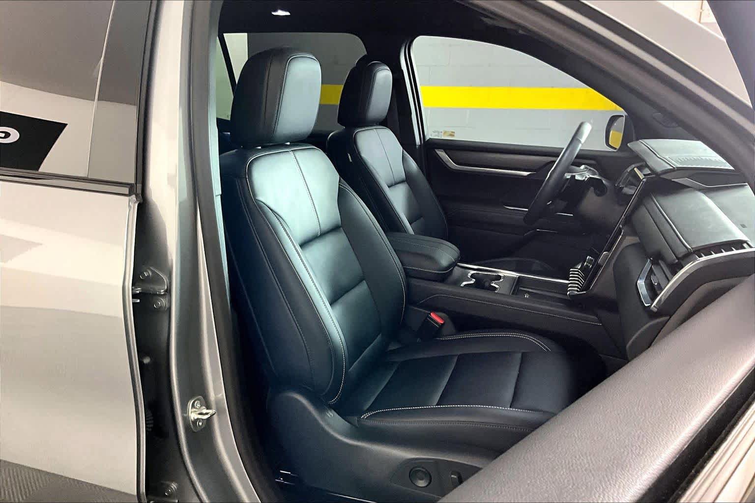 Used 2025 GMC Acadia Elevation w/ Elevation Premium Package FWD image 9