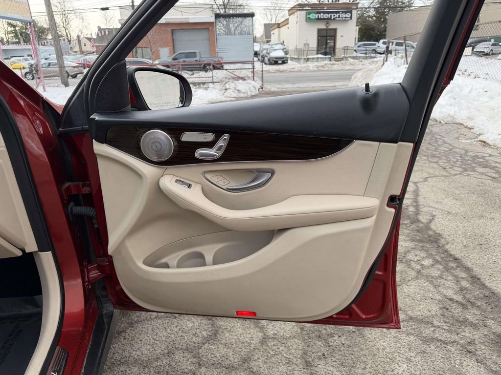 Used 2021 Mercedes-Benz GLC 300 4MATIC image 12