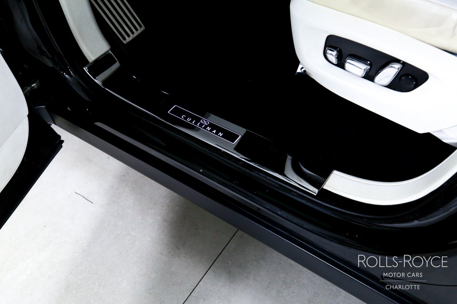 Used 2021 Rolls-Royce Cullinan Black Badge AWD/4WD image 16