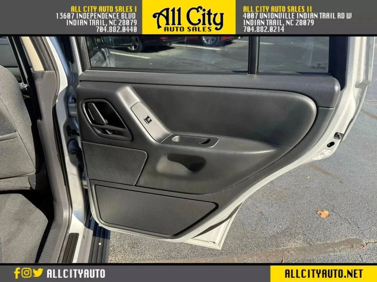 Used 2004 Jeep Grand Cherokee Laredo w/ Convenience Group RWD image 16