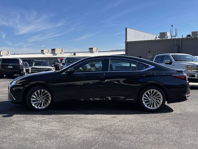 Used 2020 Lexus ES 300h Ultra Luxury w/ Accessory Package image 7
