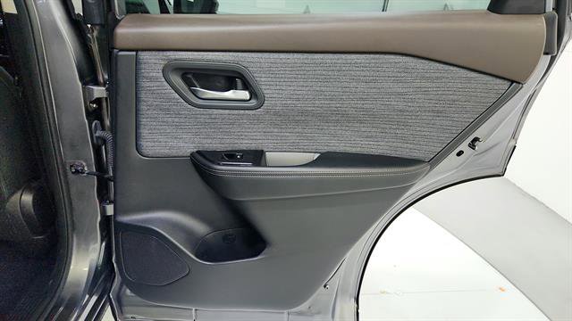 Certified 2023 Nissan Rogue SV image 27