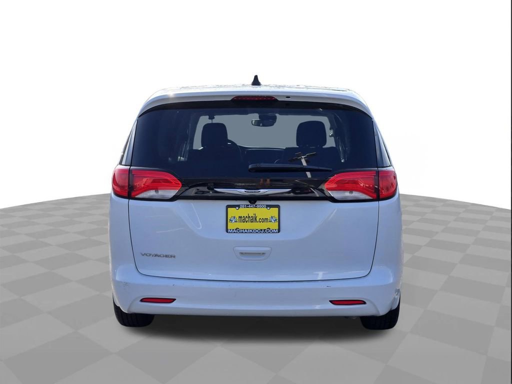 Used 2023 Chrysler Voyager LX image 5