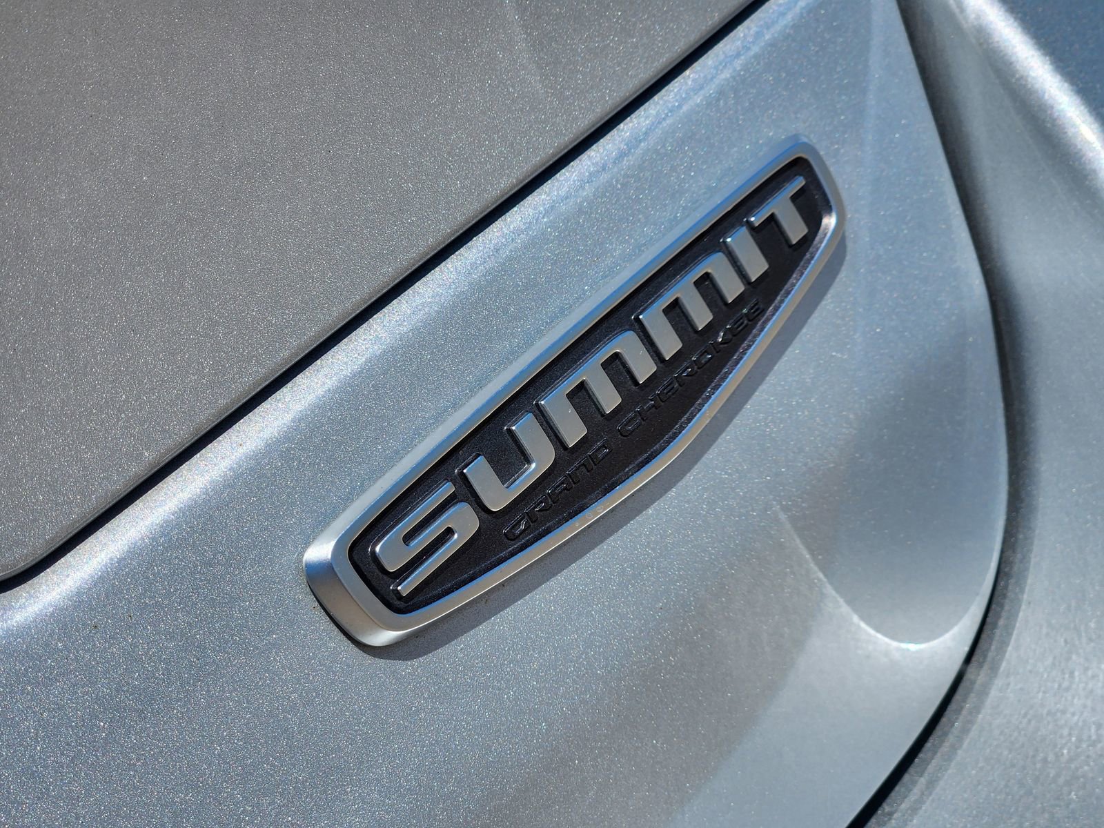 Used 2022 Jeep Grand Cherokee Summit AWD/4WD image 16