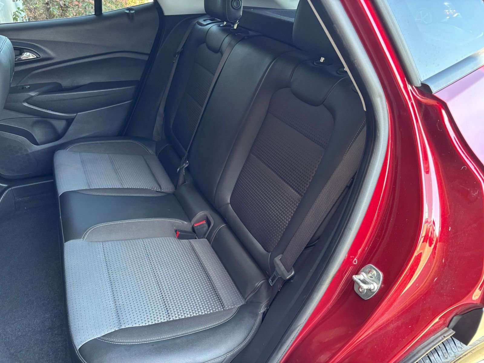 Used 2025 Chevrolet Trax LT w/ LT Convenience Package FWD image 37