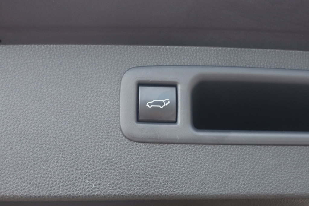Used 2021 Toyota Highlander XLE AWD/4WD image 16