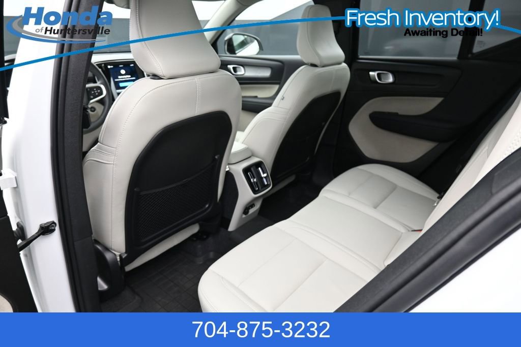 Used 2025 Volvo XC40 B5 Plus AWD/4WD image 12