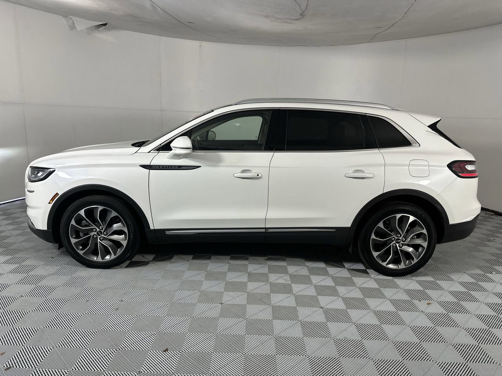 Used 2022 Lincoln Nautilus Reserve AWD/4WD image 5