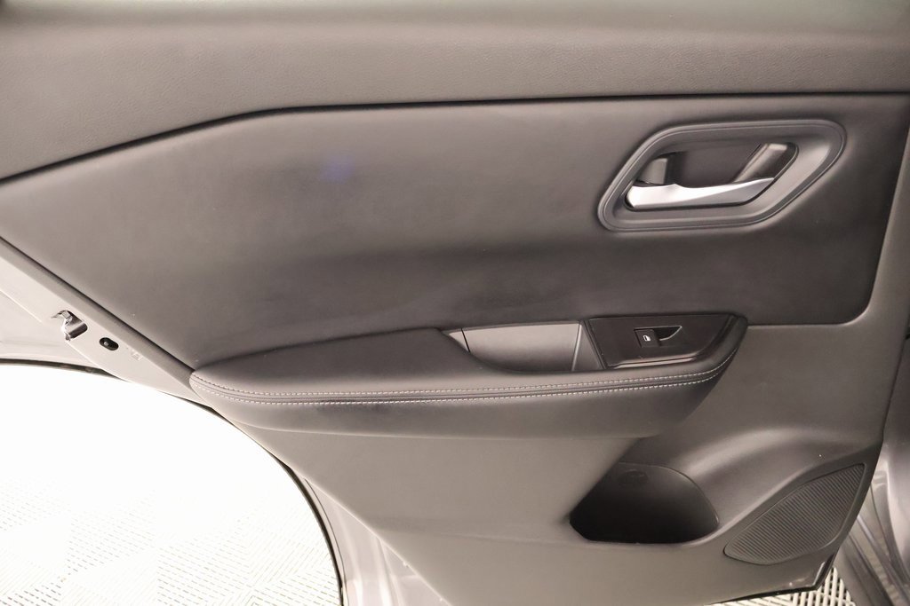 Used 2024 Nissan Rogue SV image 15