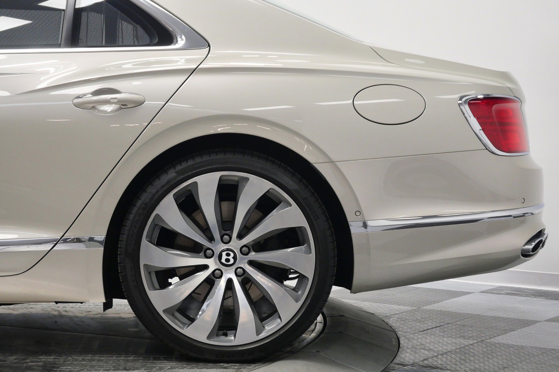 Used 2022 Bentley Flying Spur Plug-In Hybrid image 41