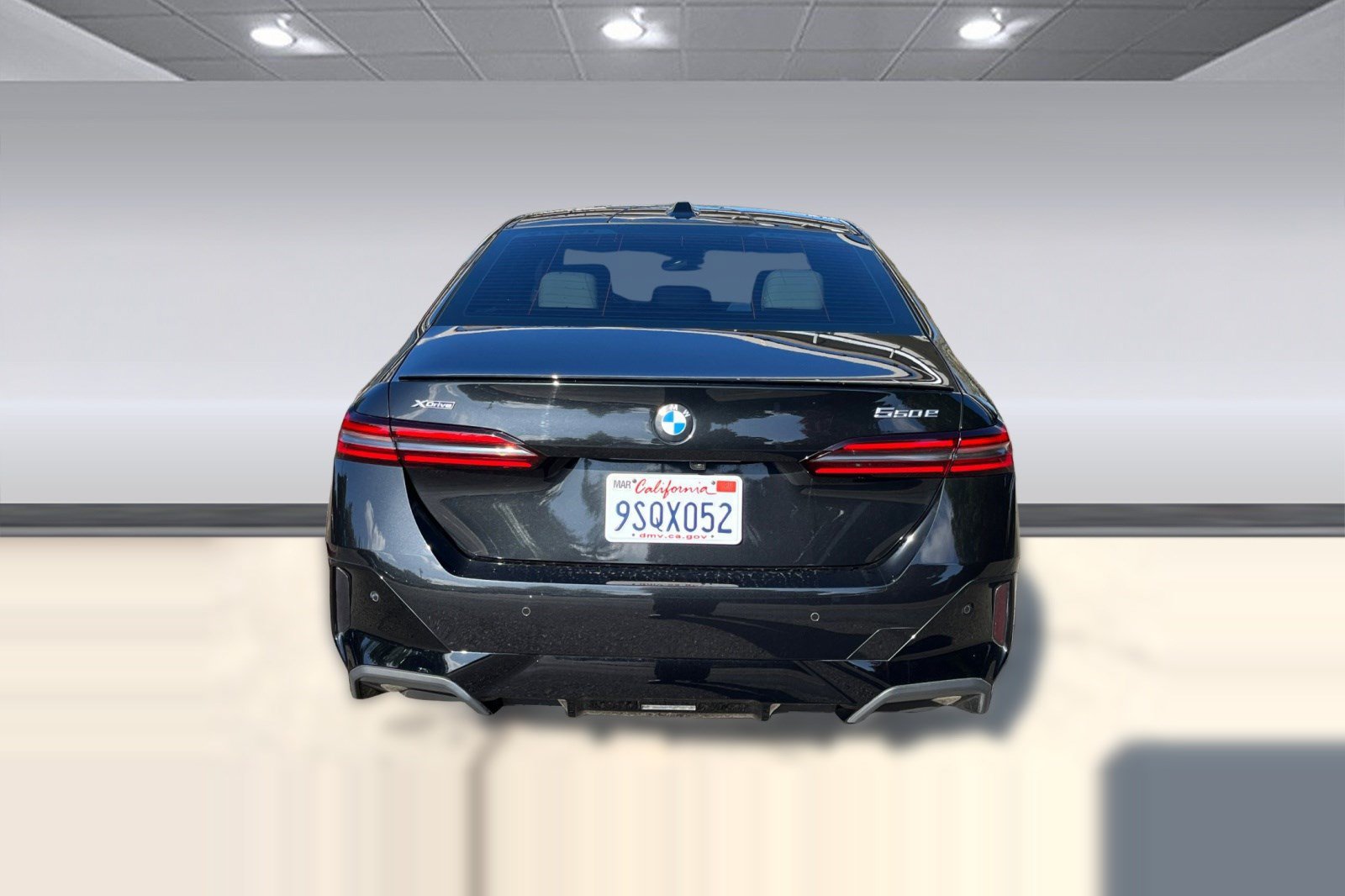 Used 2025 BMW 550e xDrive w/ Premium Package AWD/4WD image 5