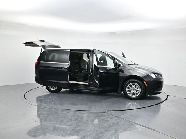 Used 2022 Chrysler Voyager LX image 51