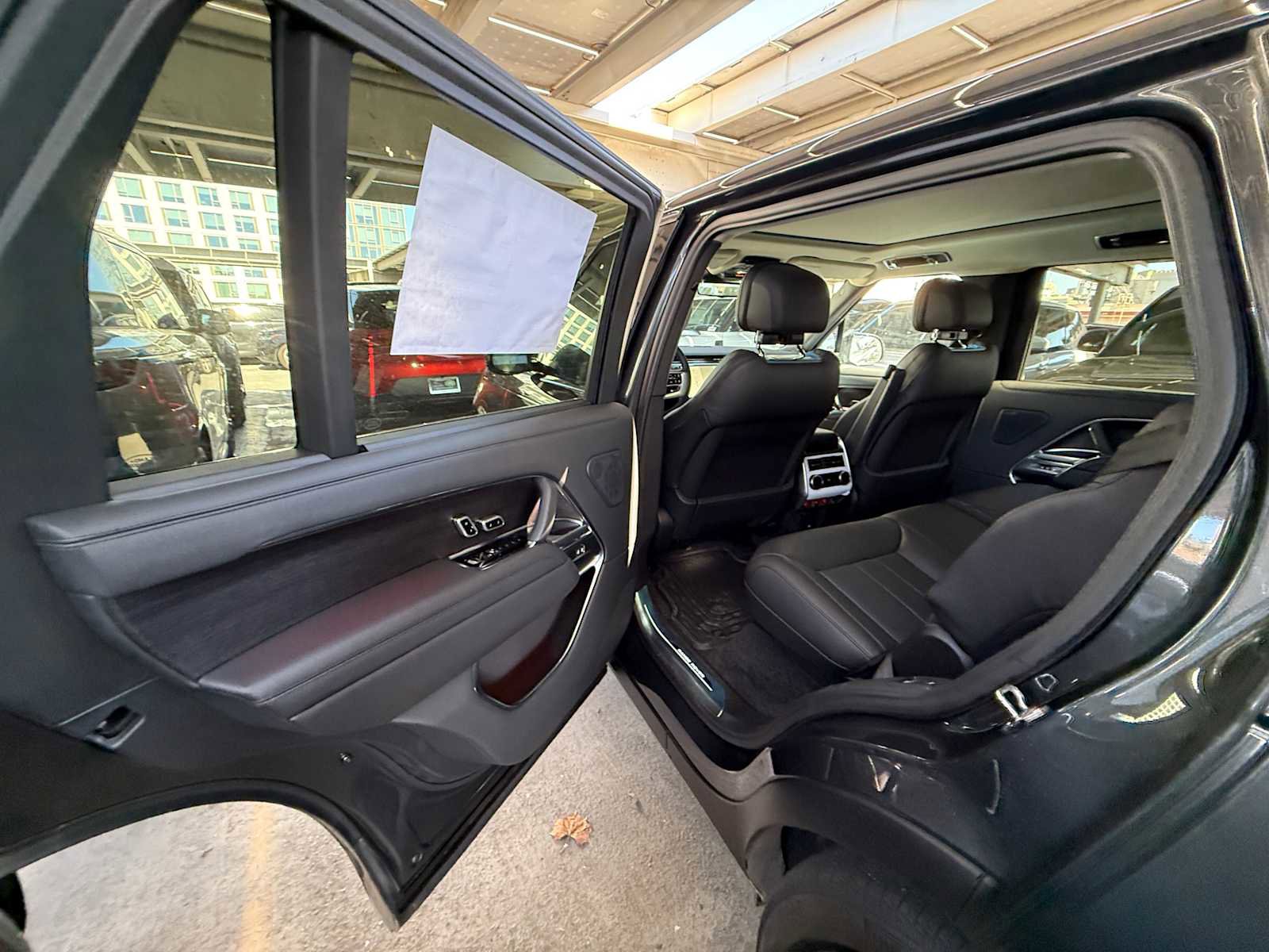 New 2025 Land Rover Range Rover Long Wheelbase SE image 18