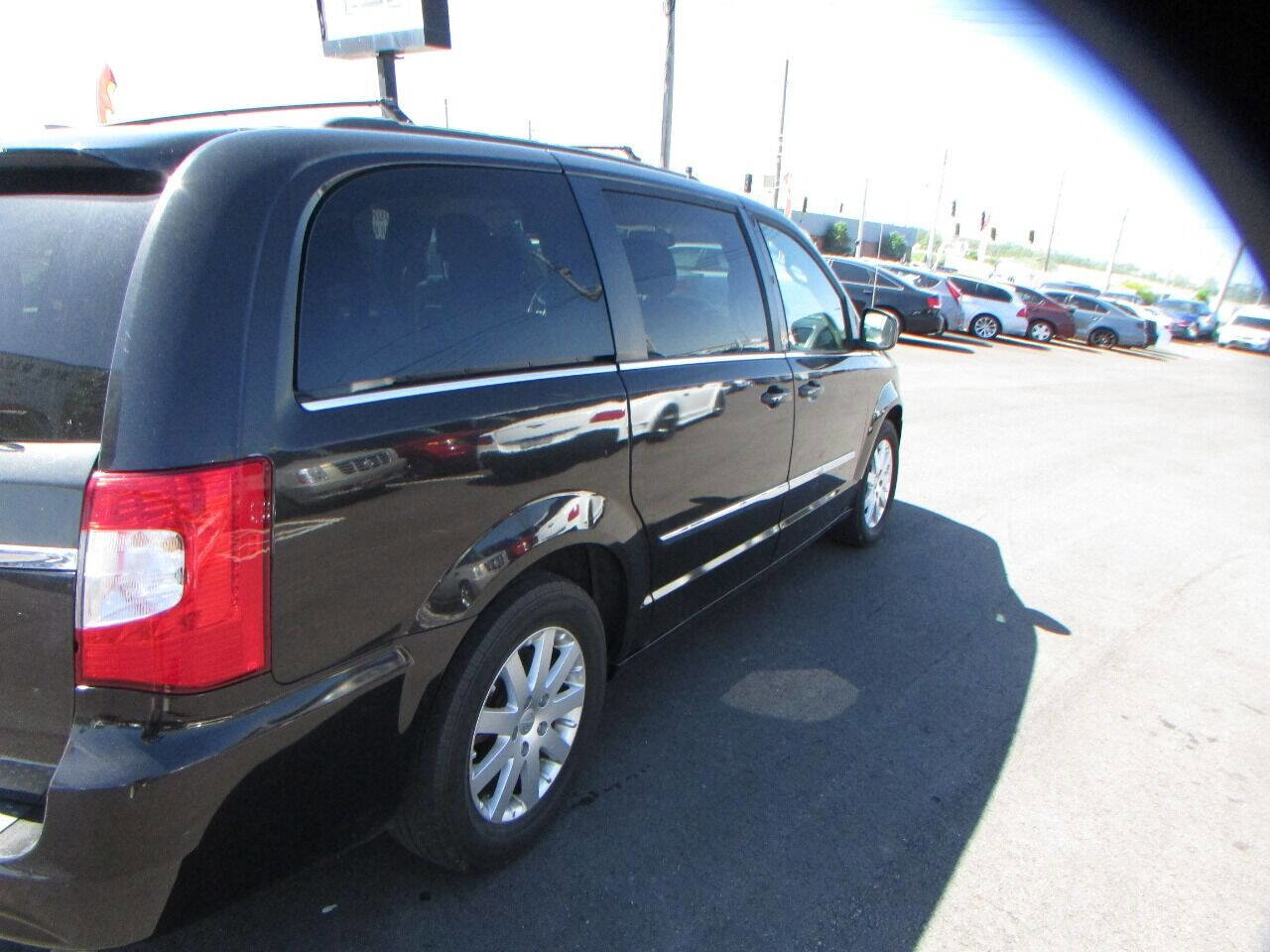 Used 2015 Chrysler Town & Country Touring image 40