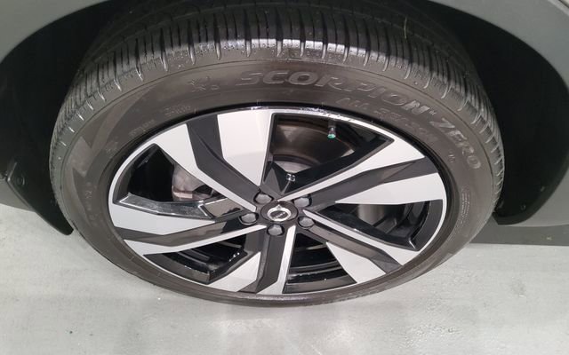 Used 2024 Volvo XC40 B5 Plus w/ Protection Package Premier AWD/4WD image 34