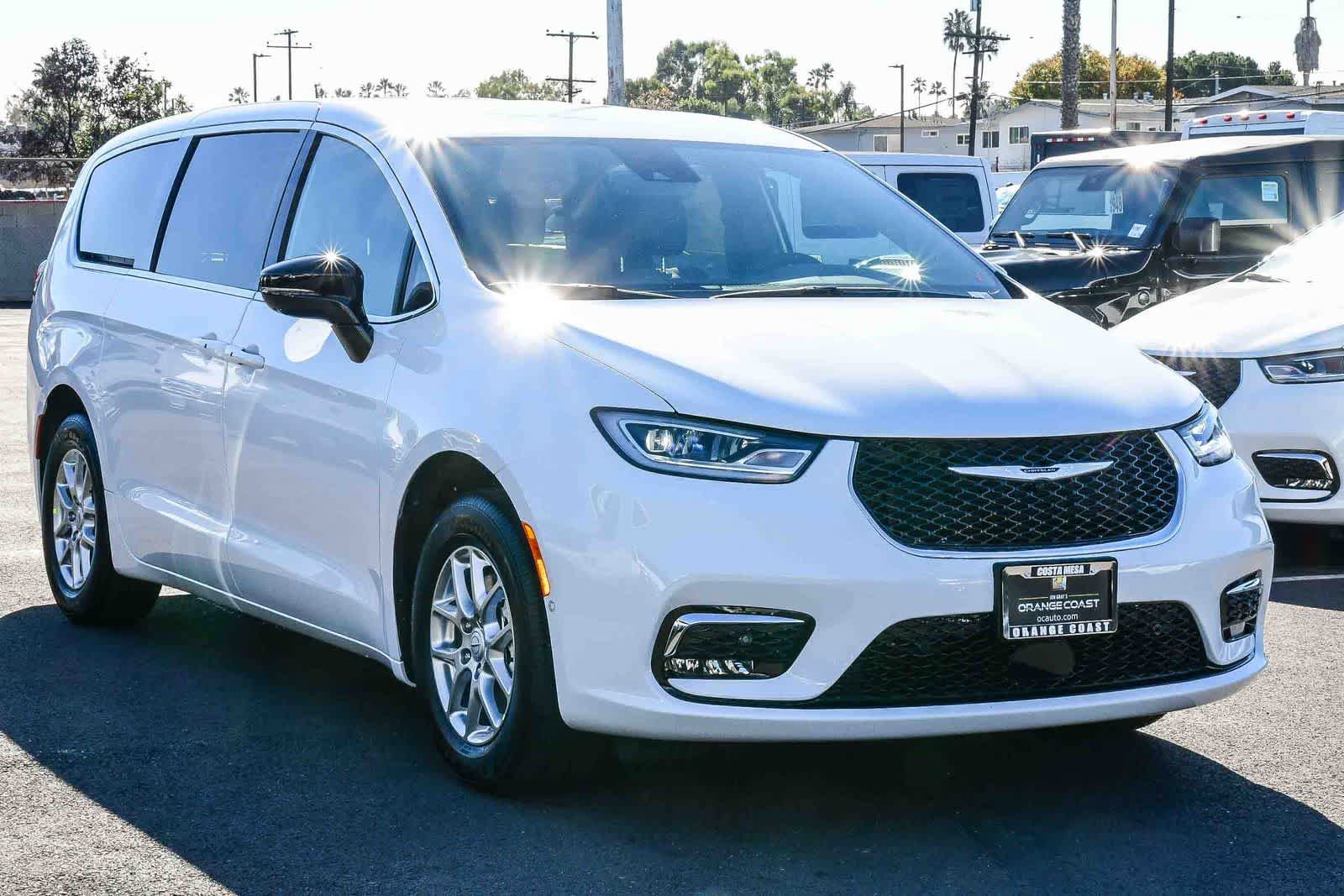 New 2026 Chrysler Pacifica Select image 3