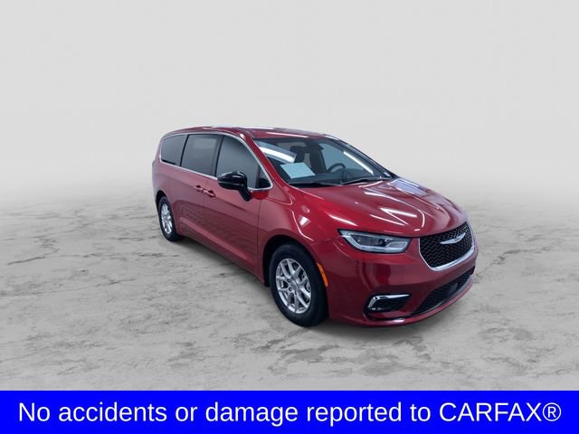Used 2025 Chrysler Pacifica Select image 3
