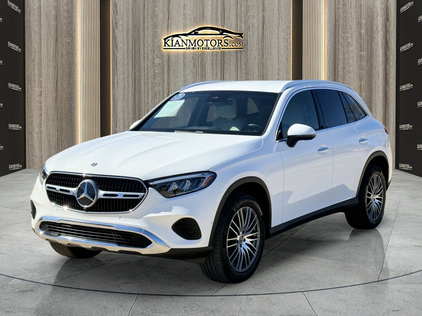 Used 2025 Mercedes-Benz GLC 300 4MATIC image 4