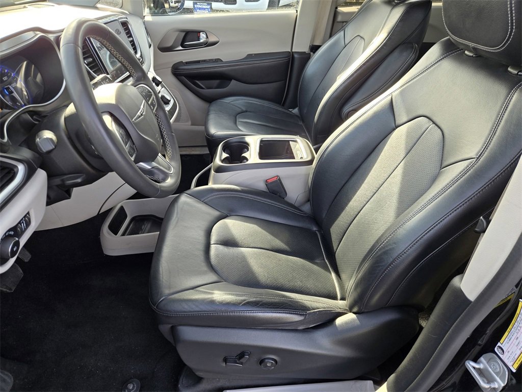 Used 2022 Chrysler Pacifica Touring-L image 14